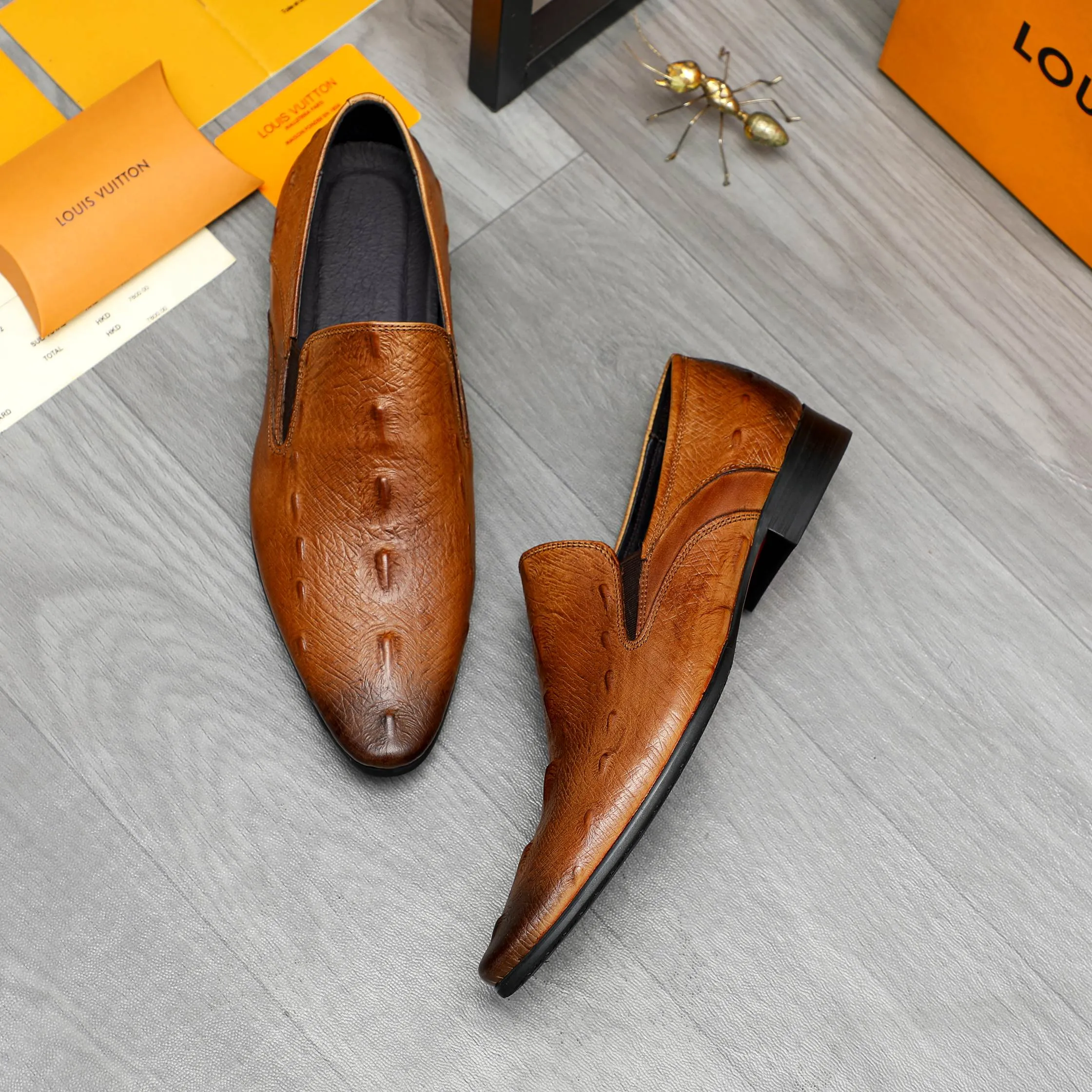 Men's shoes 💰500 Product trademark: LV "Louis Vuitton" business casual slip-on leather shoes Regular size: 37-46 Product material: Selected high-quality embossed cowhide upper, pigskin lining, rubber outsole